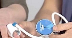 Device to remove rings from swollen fingers without cutting RingRescue