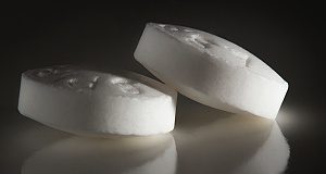Regular aspirin to reduce bowel cancer risks lasts at least 10 years after stopping Tx Asprin