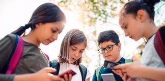 US health chief warns of social media perils for youngsters